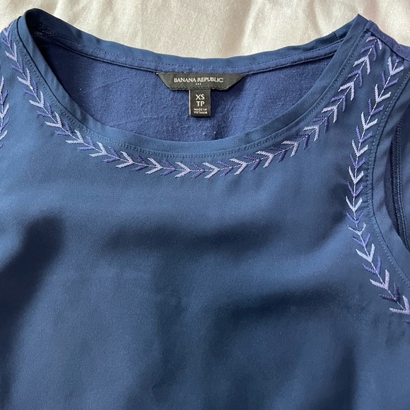 Various tank style tops - all xs (but fits like a S) or S (true to size) - Picture 3 of 14